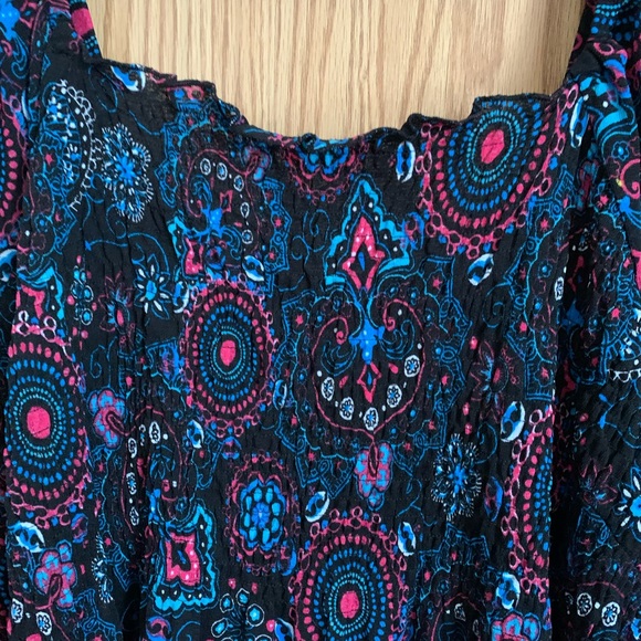 🚨SOLD🚨Blouse 3X, smocking, elastic hem on sleeves, black with vibrant pattern - Picture 3 of 9